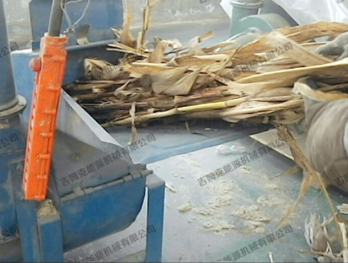 玉米秸秆粉碎机处理过程