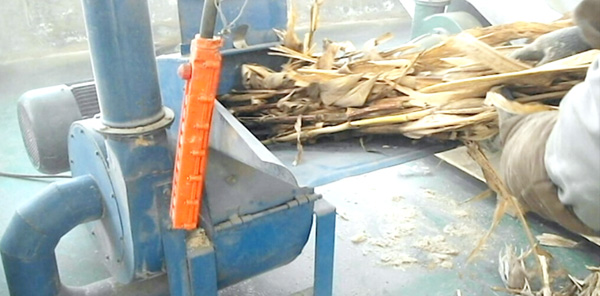 玉米秸秆粉碎机粉碎秸秆加工过程
